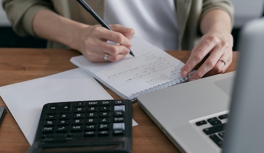 Paskolų refinansavimas be užstato: kaip sumažinti mėnesines įmokas ir sujungti kelias paskolas